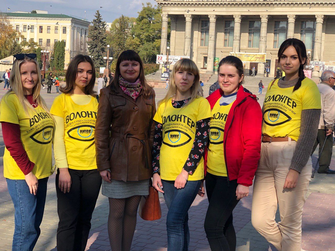 Майбутні соціальні працівники та викладач кафедри соціальної педагогіки і соціальної роботи Олійник Г. М..